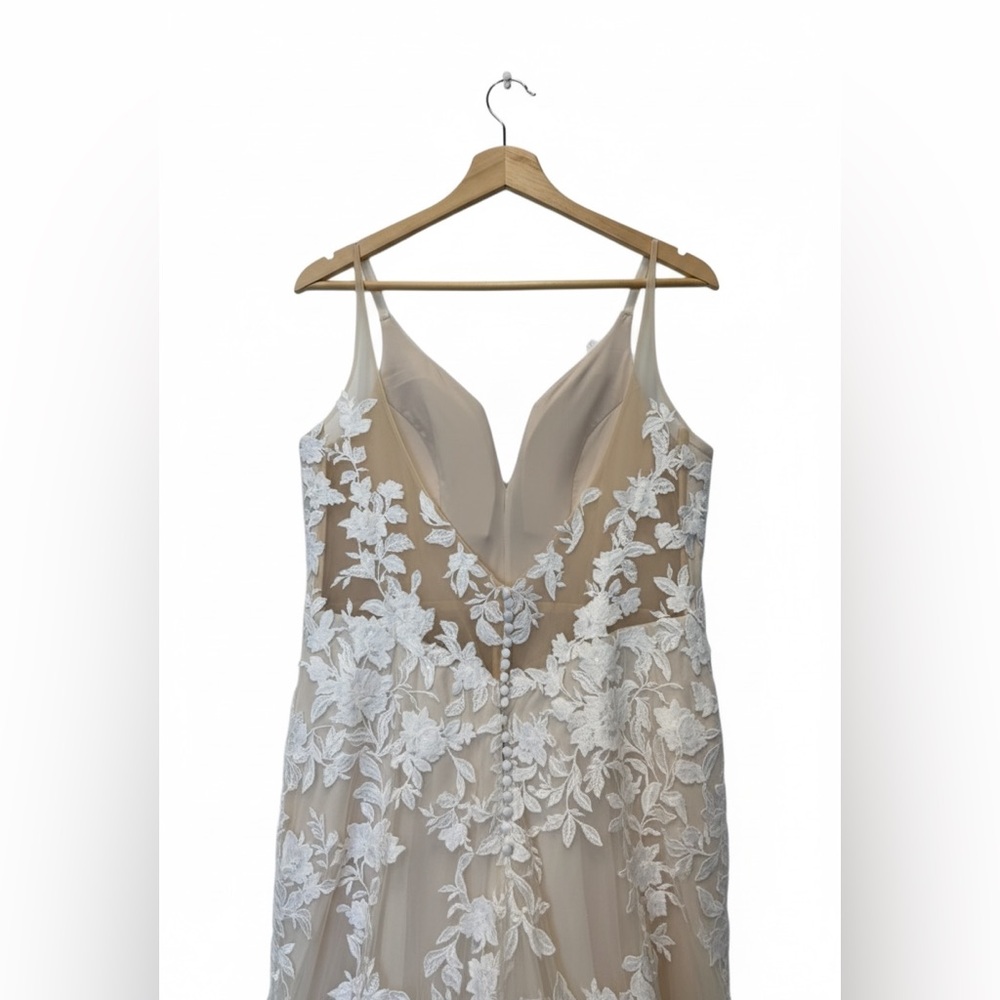 Wedding dress New without Tags No brand
Lace with sheath V-neck. Gorgeous! - Picture 5 of 10